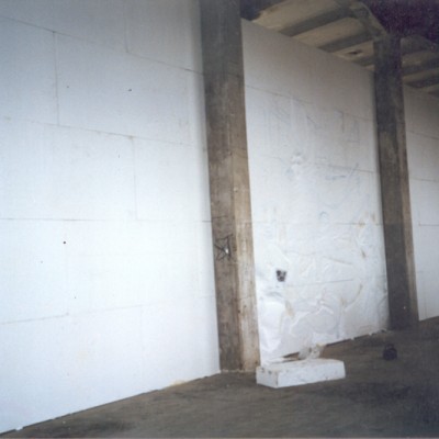 Parte traseira do mural, escultura em menor escala entre colunas.