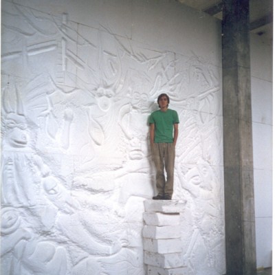 Parte traseira do mural, escultura em menor escala entre colunas. Detalhe da dimensão