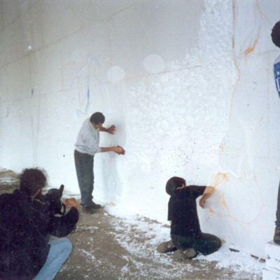 O artista Dudi Maia Rosa, trabalhando na parte frontal da escultura de um grande painel de Isopor de 18 metros de comprimento por 5 metros de altura.