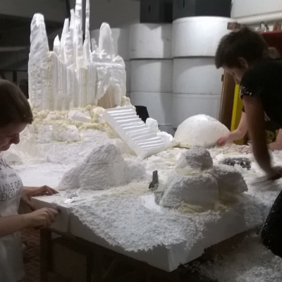 Maquete sendo esculpida em isopor, fase finalização